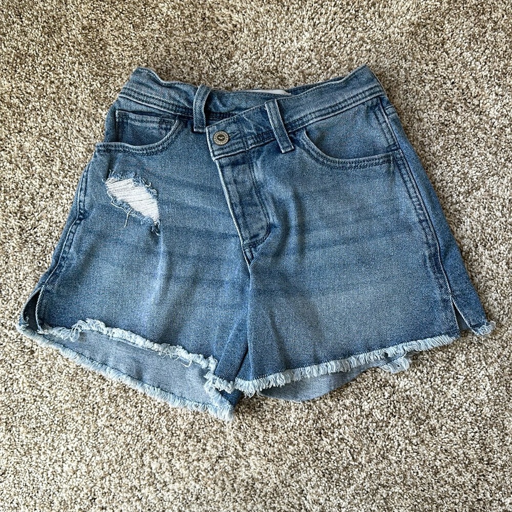 Curvy High-Rise Vintage 4” Denim Short by HOLLISTER